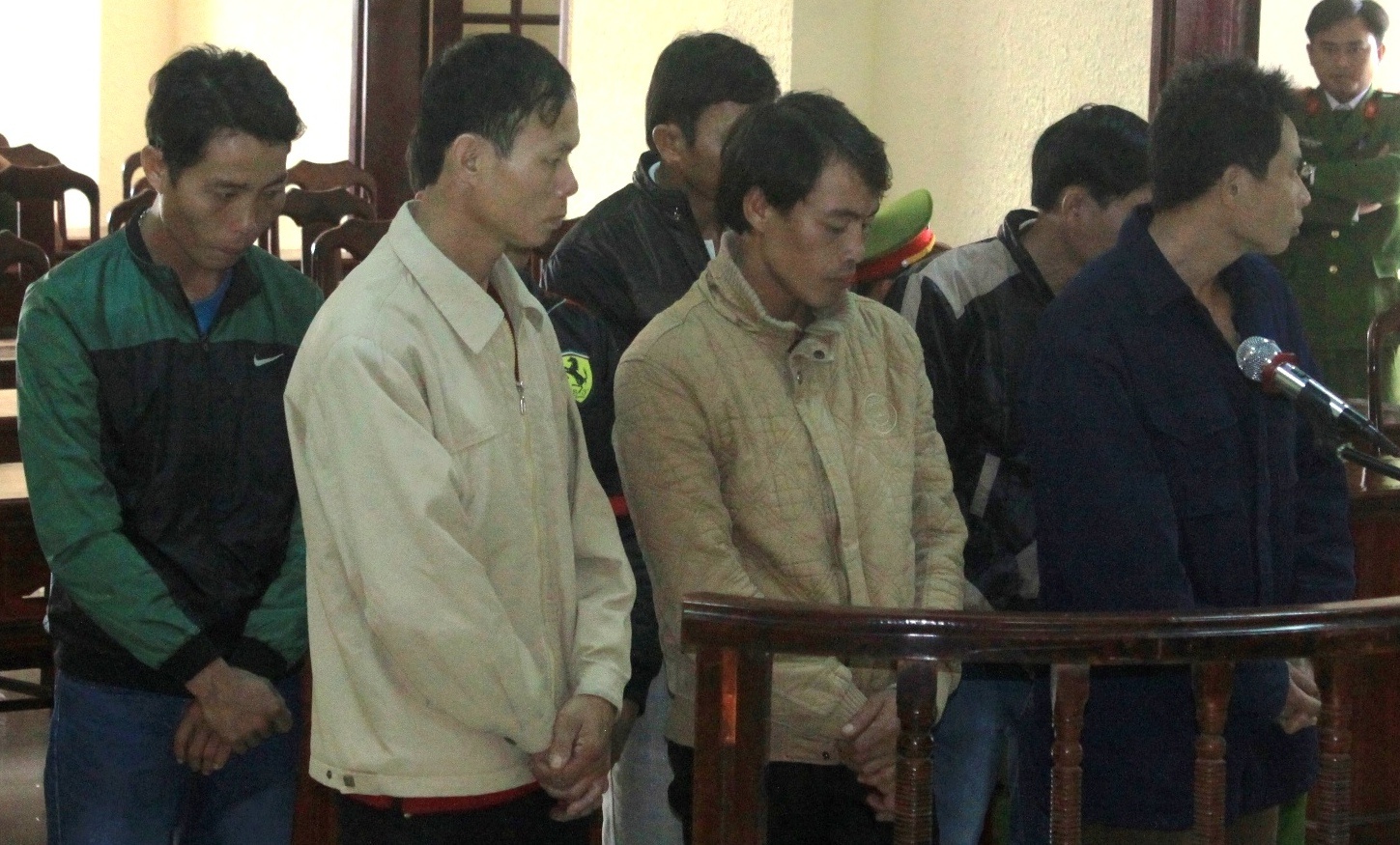 7 nguoi van chuyen 3 qua bom mang di ban phai hau toa hinh anh