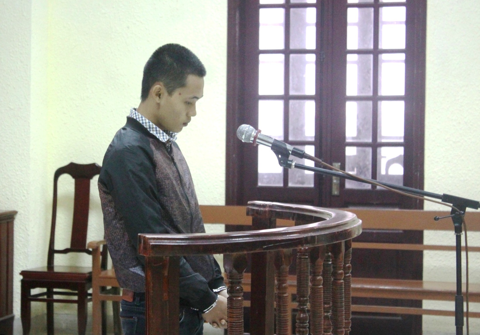 Lua tien qua Facebook anh 1