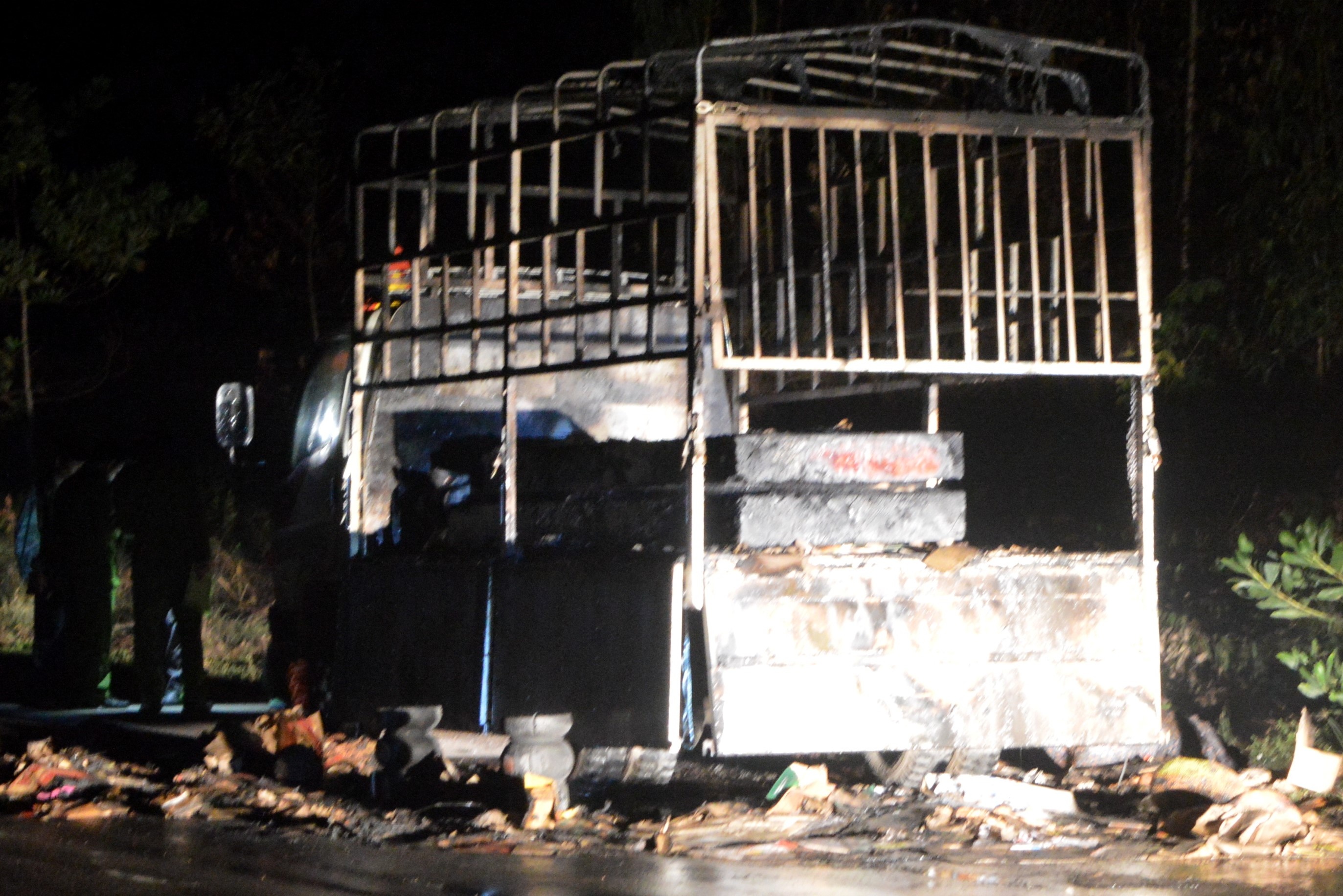 Hang chuc canh sat cuu xe tai boc chay trong dem hinh anh