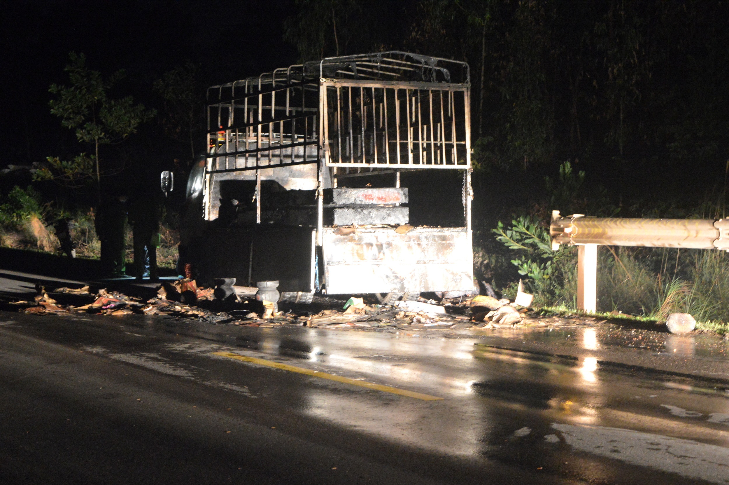 Xe tai boc chay khi dang chay tren duong anh 1