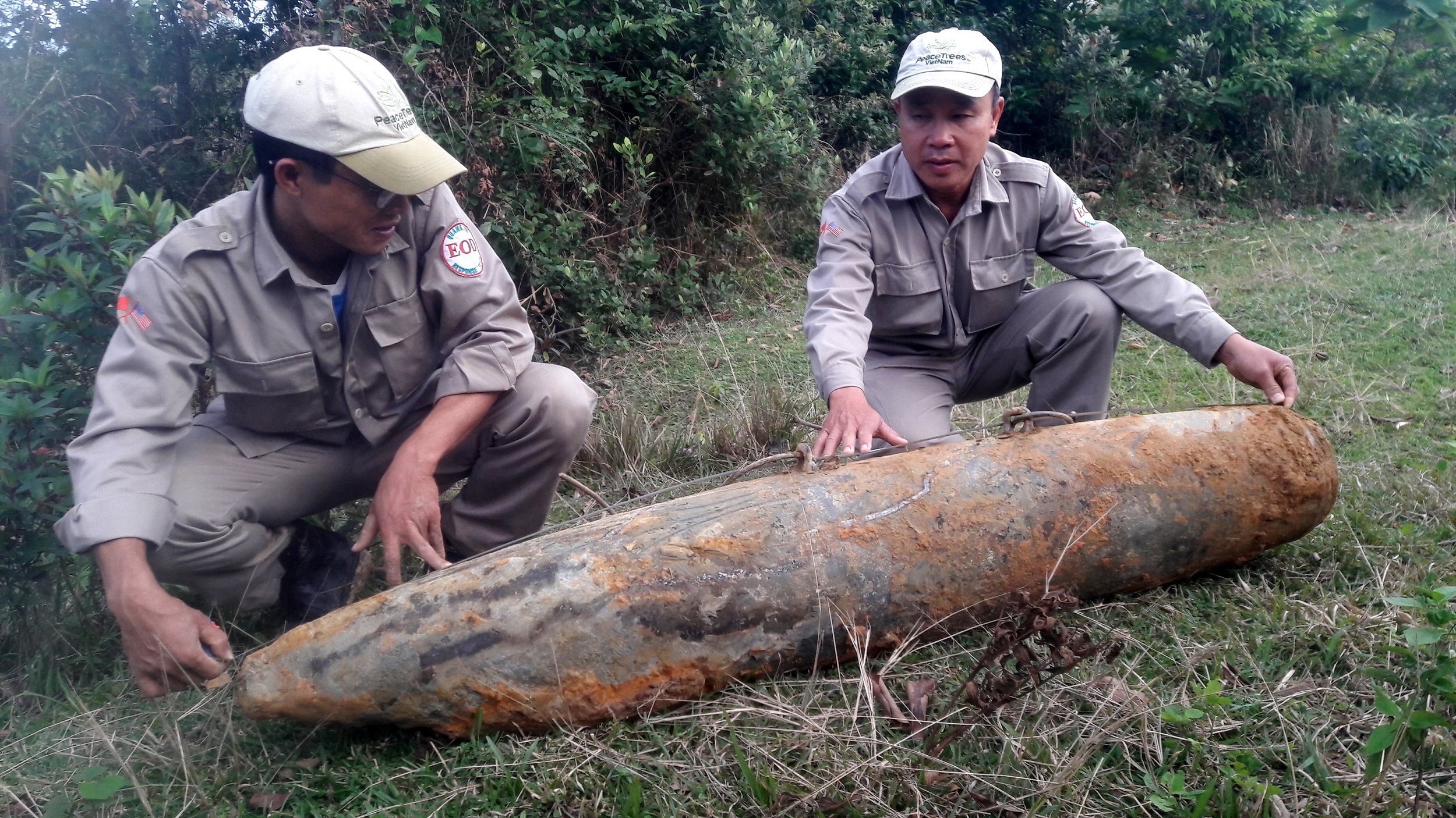 Qua bom 266 kg nguyen kip no phat lo khi san ui mat bang hinh anh