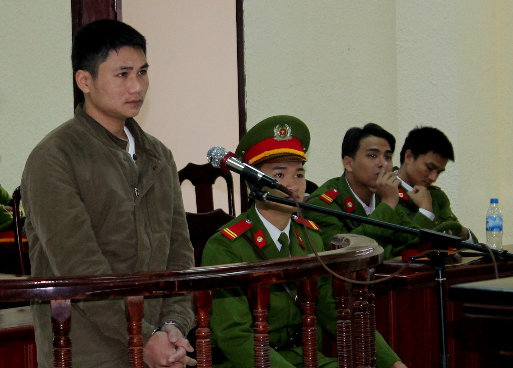 Ke de doa, lao xe vao canh sat giao thong khong duoc giam an hinh anh