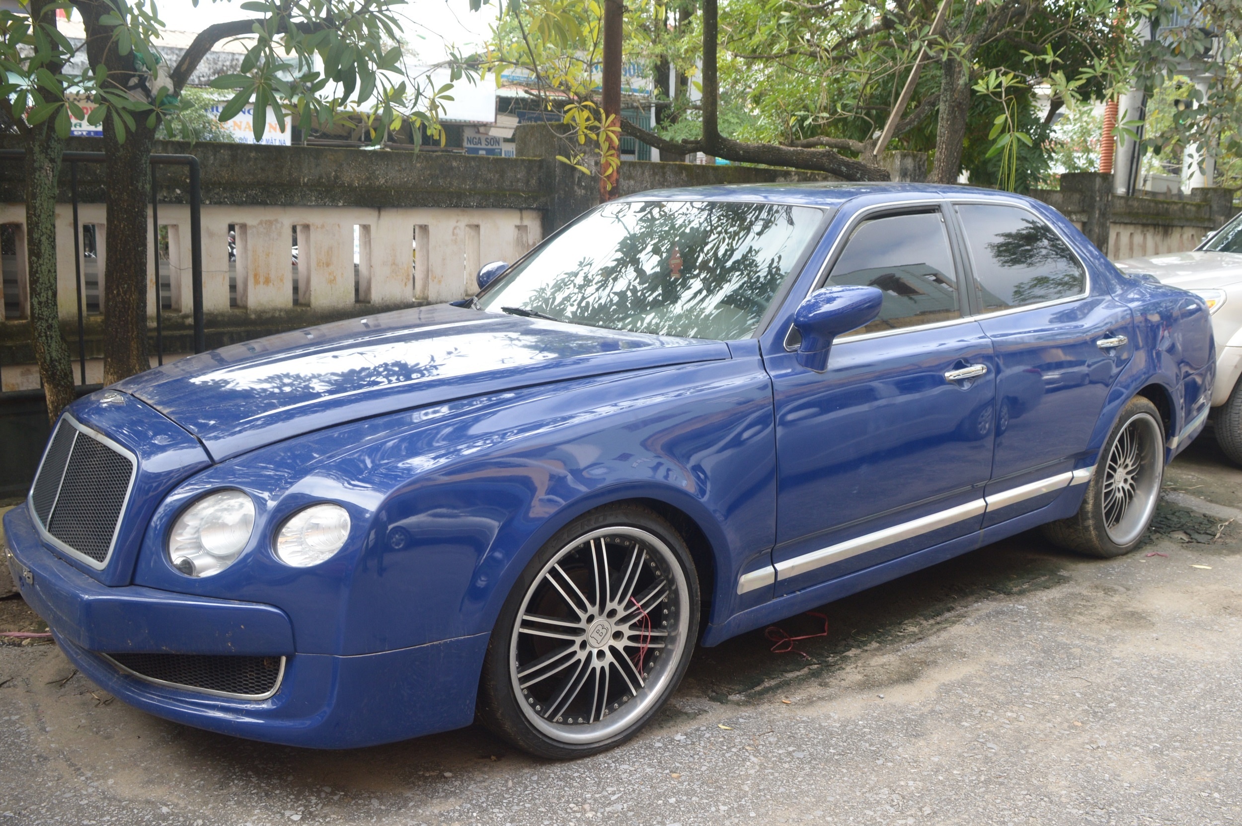 Quang Binh ban xe Bentley nhap lau gia 1,6 ty dong hinh anh