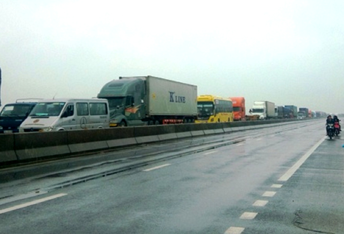 Quoc lo 1 qua Quang Binh ach tac vi tai nan anh 1