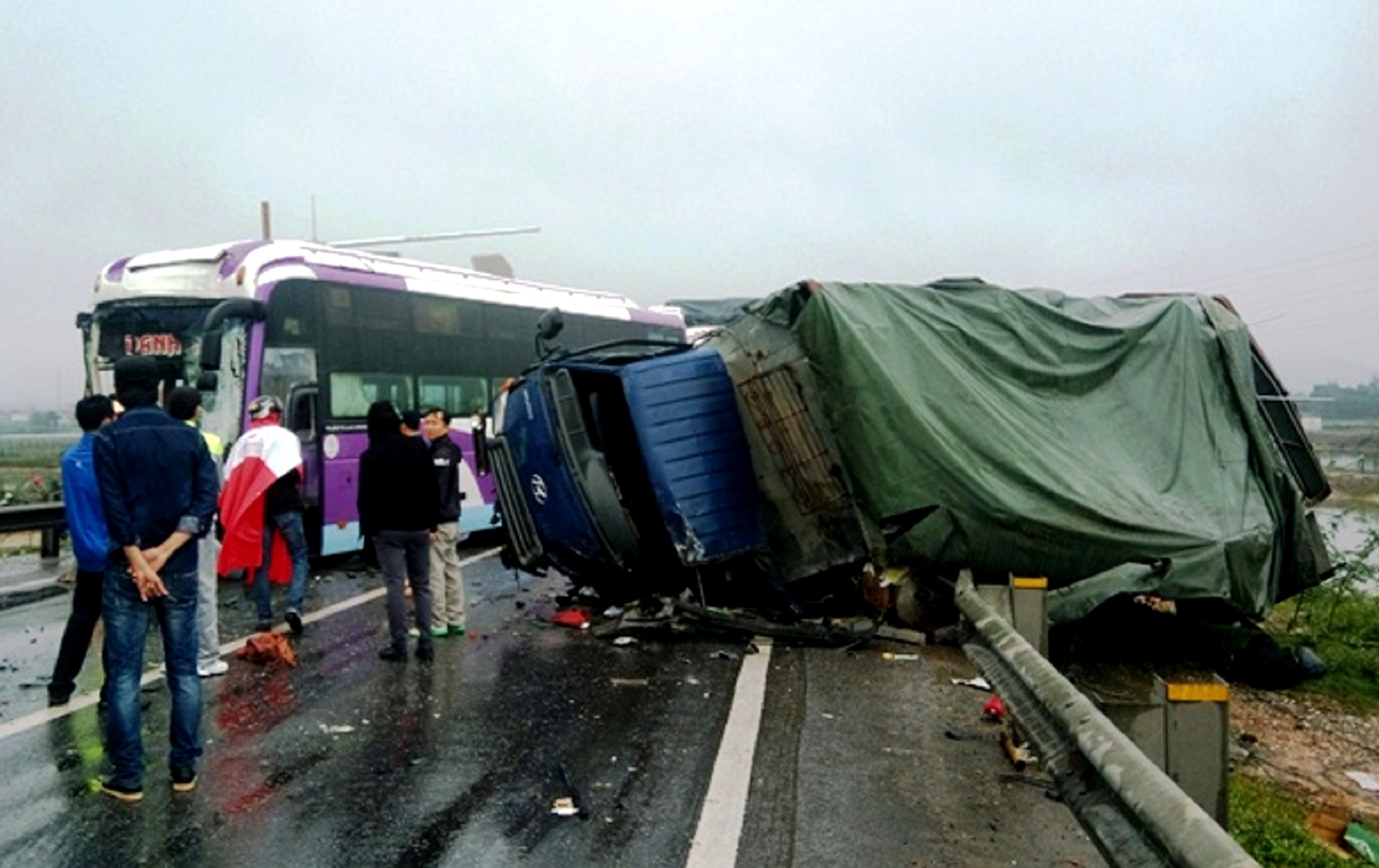 Tai nan lien hoan khien quoc lo 1 ach tac nhieu gio hinh anh