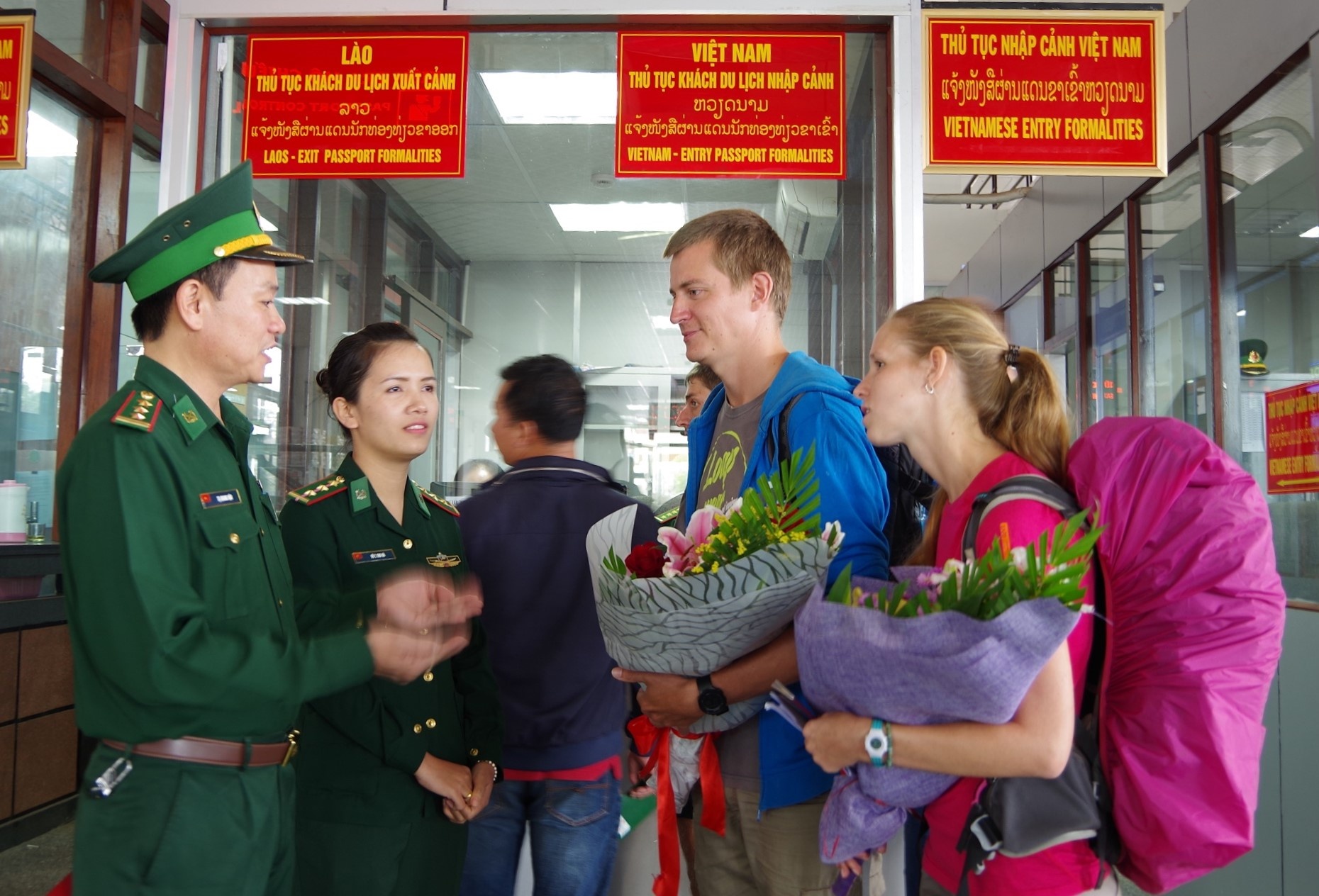 2 khach quoc te dau tien nhap canh bang thi thuc dien tu hinh anh