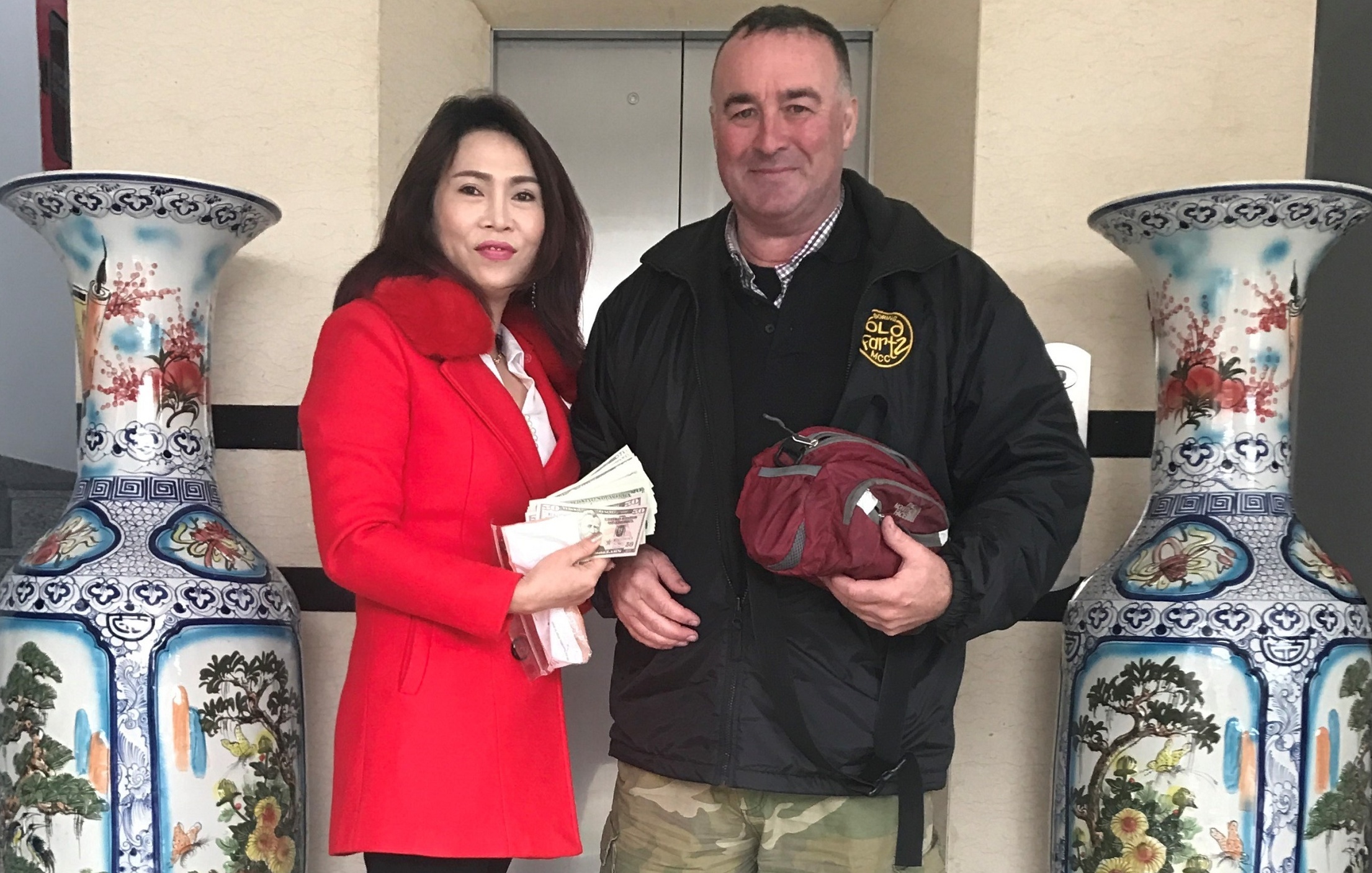 Khach Tay nhan lai tai san quen o Quang Binh hinh anh