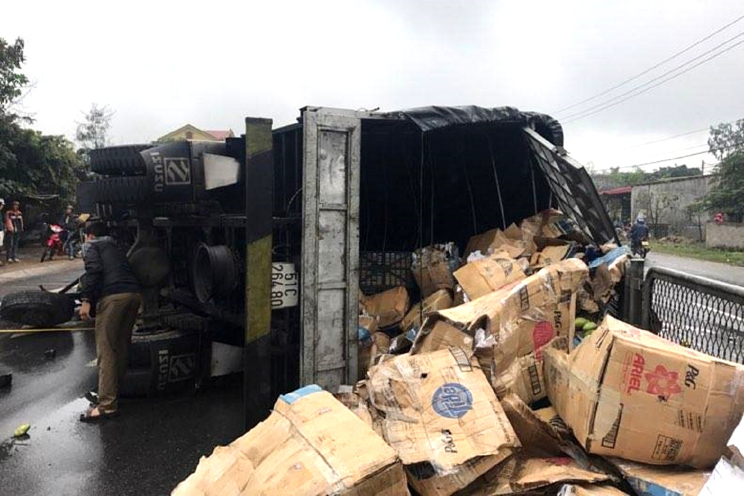 Lat xe tai, 3 tan hoa qua tran ra duong khong mat mot trai hinh anh