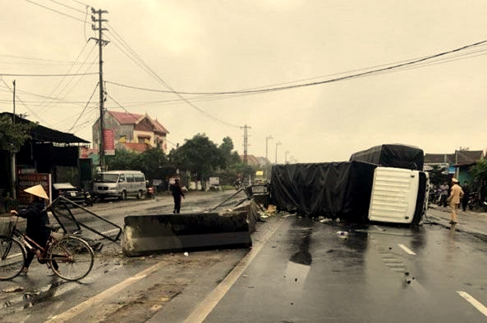 lật xe tải trên quốc lộ 1 ảnh 1 lat xe tai tren quoc lo 1 anh 1