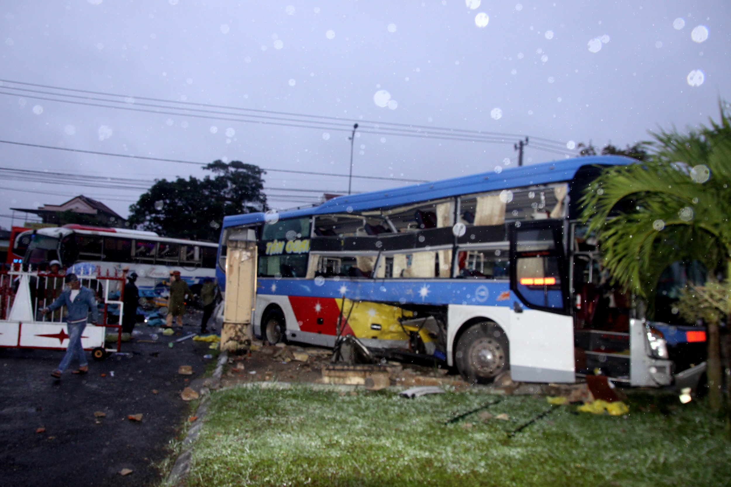 Hai oto khach dam nhau truoc ben xe, tai xe gay chan hinh anh