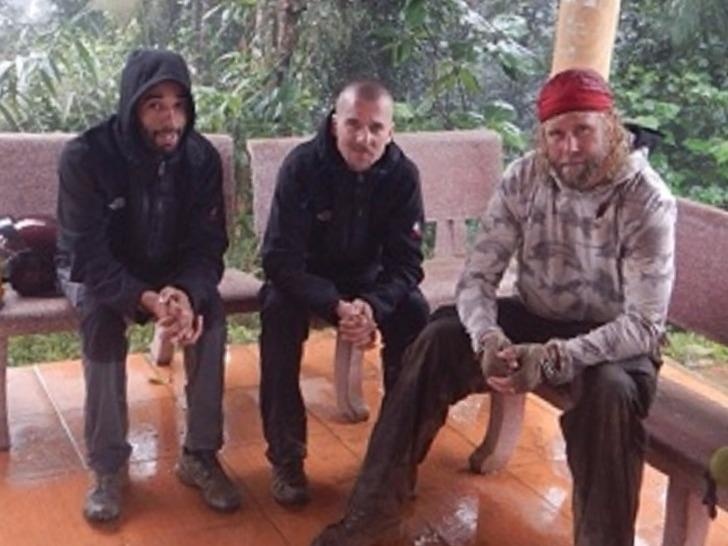 3 khach nuoc ngoai du lich 'chui' vao hang En hinh anh