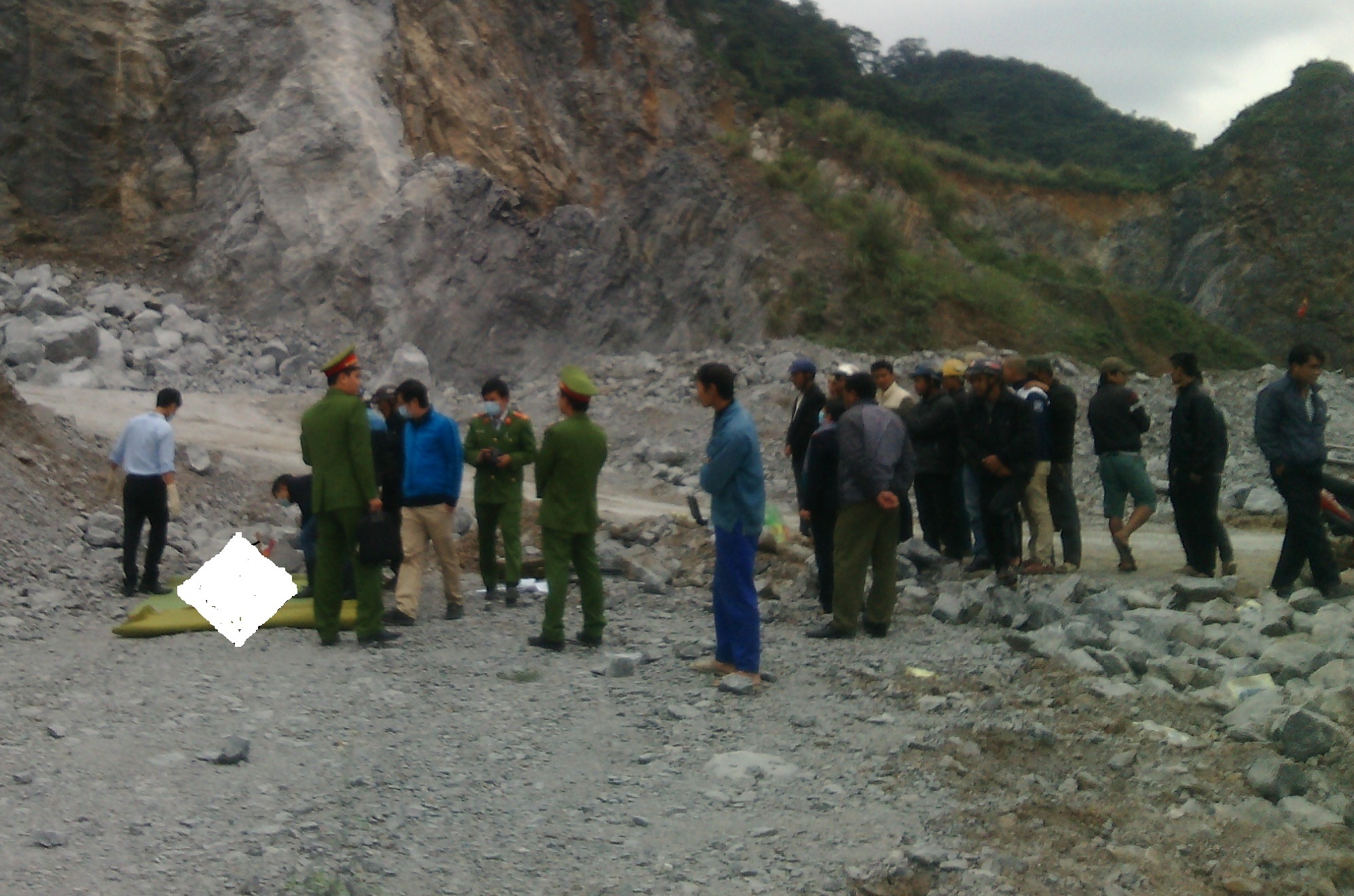Roi tu do cao 50 m, mot cong nhan thiet mang tai mo da hinh anh