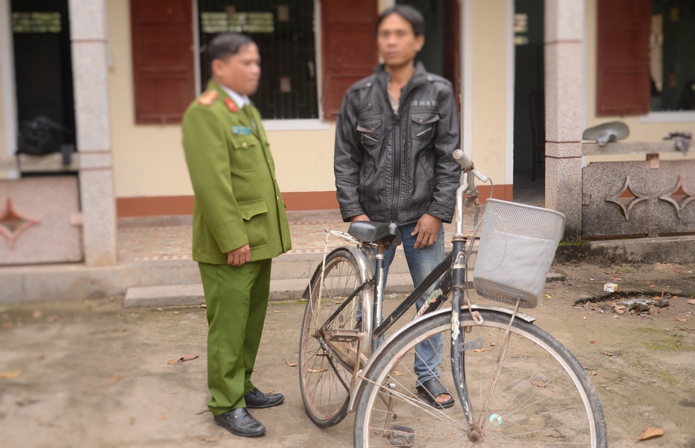 Cau be 13 tuoi bo nha di roi bia chuyen bi bat coc hinh anh