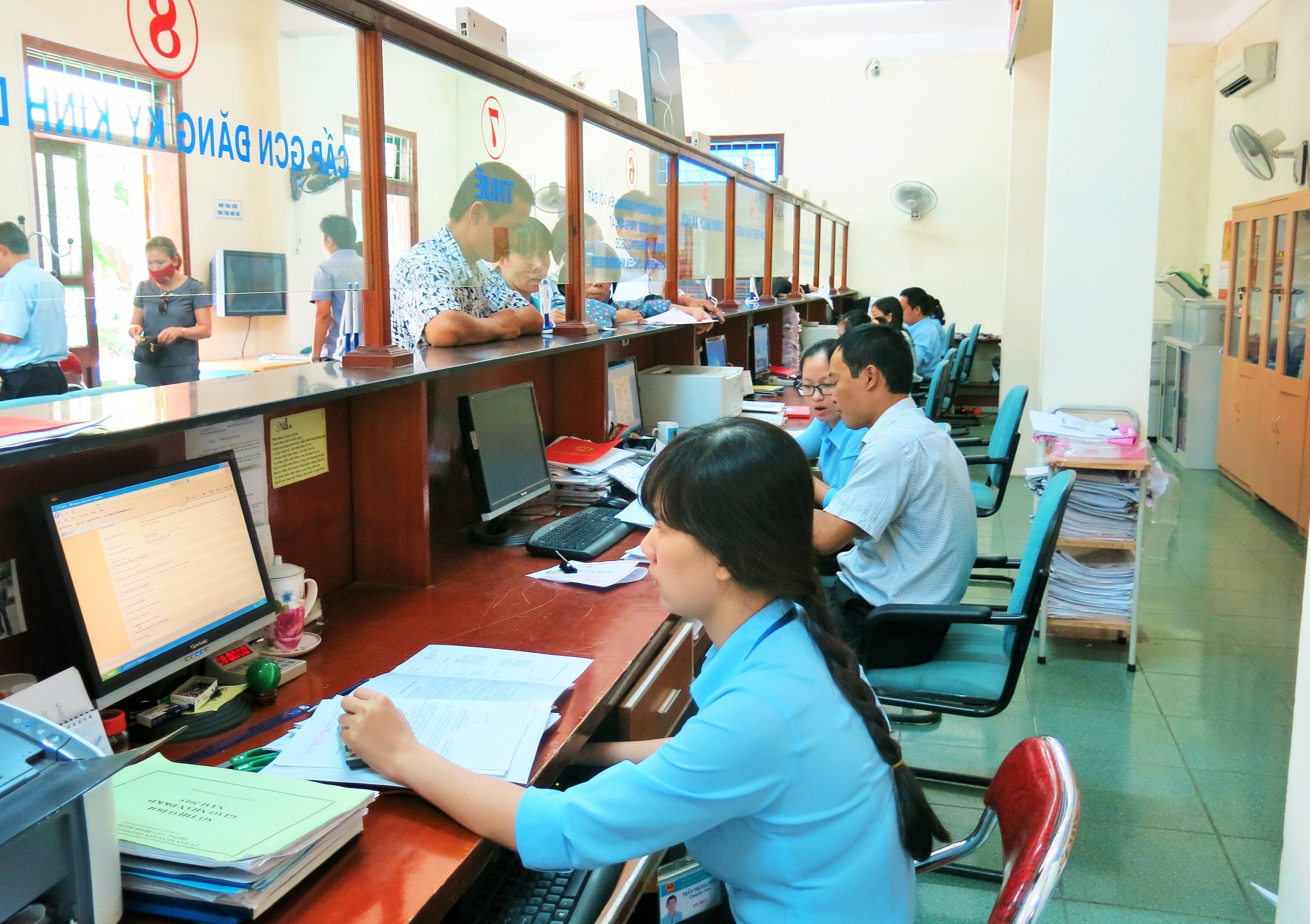 Can bo cap huyen mat viec vi nhung nhieu dan anh 1