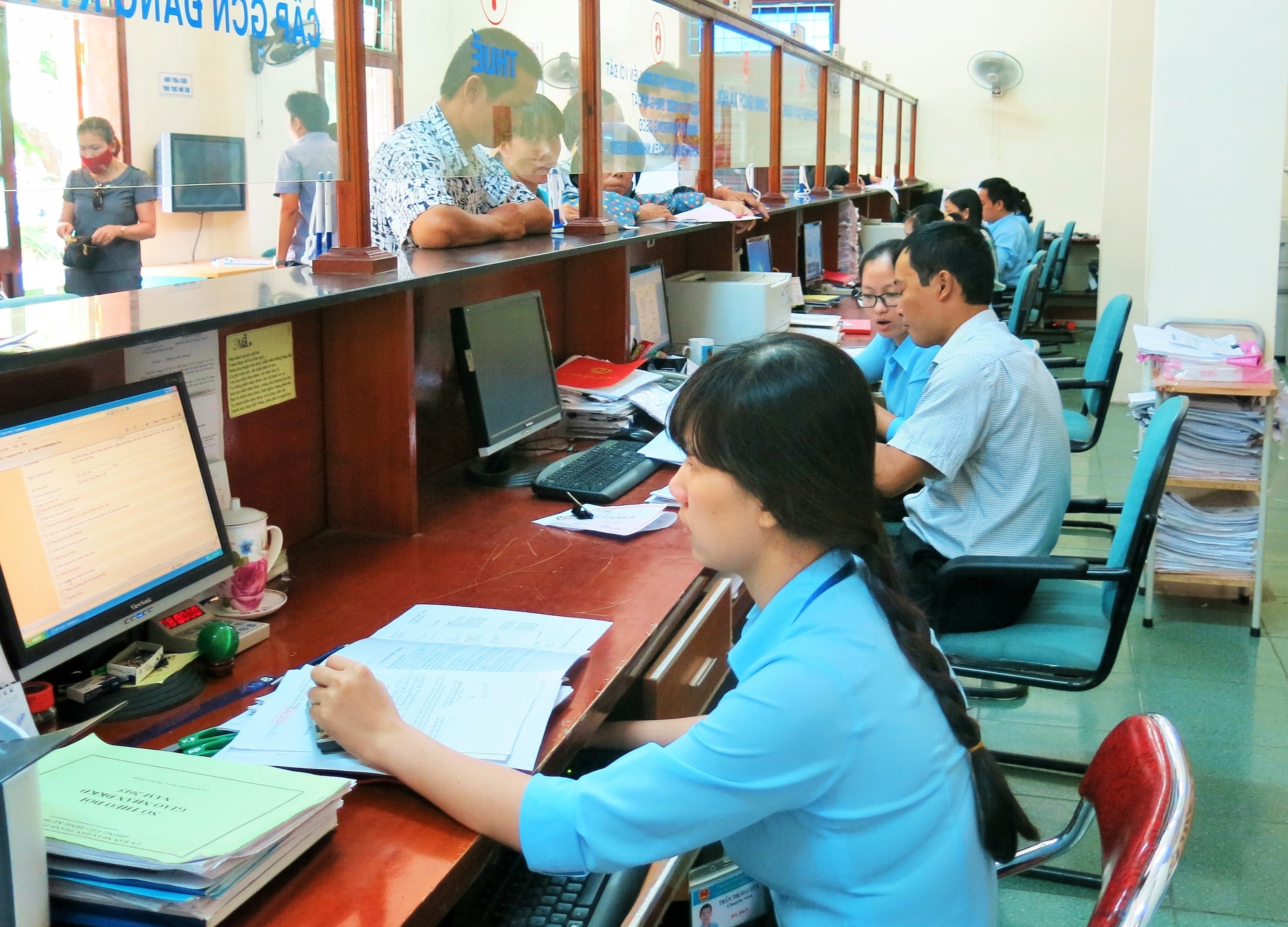 Gay phien ha cho nguoi dan, mot can bo huyen mat viec hinh anh