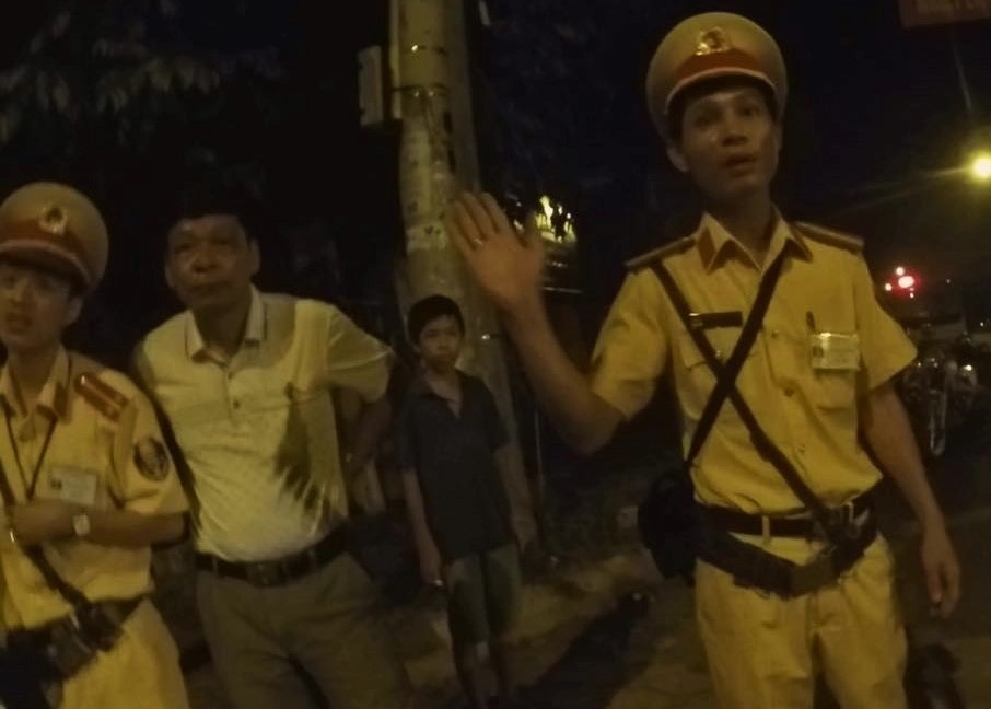 Tam dinh chi cong tac doi pho CSGT bi to danh dan hinh anh