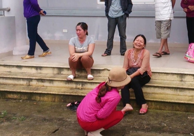 Me con san phu tu vong do tac mach oi tai phong cho sinh hinh anh