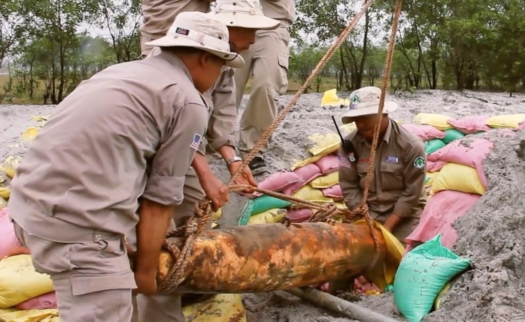 Huy no qua bom nang 220 kg dang duoc 'cho ban' hinh anh