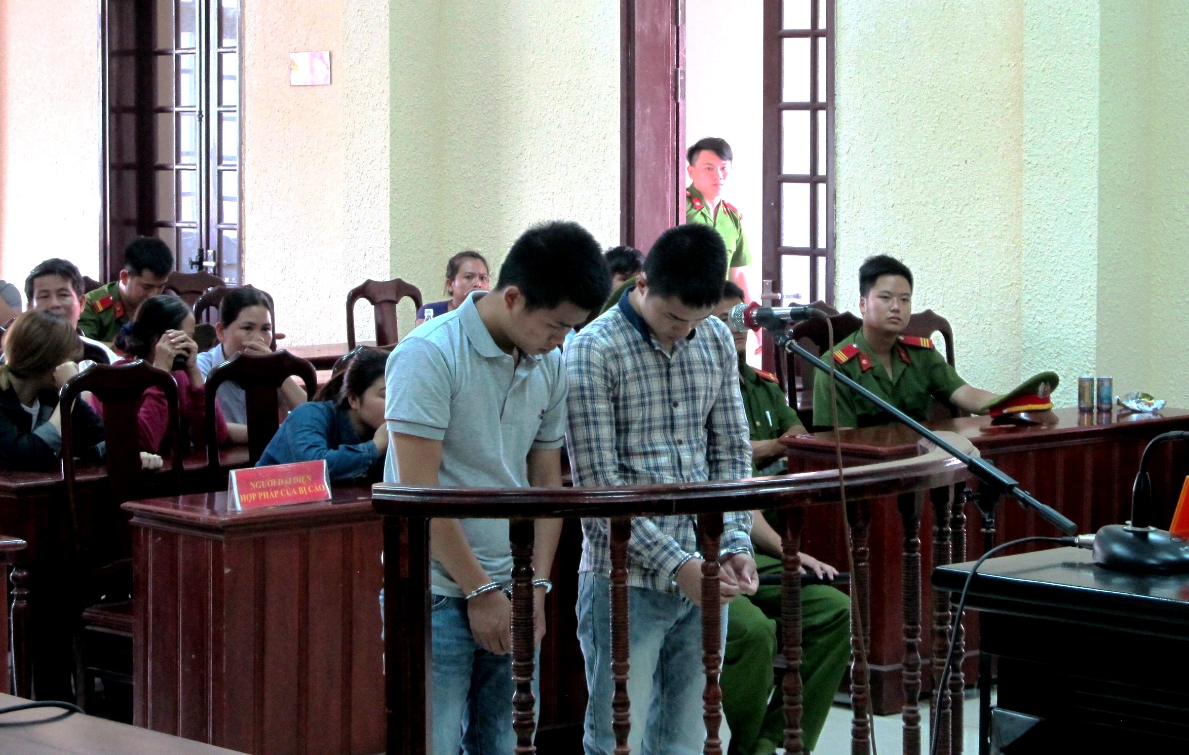 Y an tu 2 thanh nien giat tui xach nguoi di duong anh 1