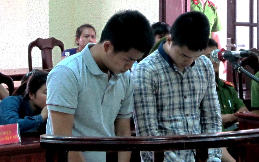 Y an tu 2 ke giat tui xach khien mot phu nu nga vo gan hinh anh