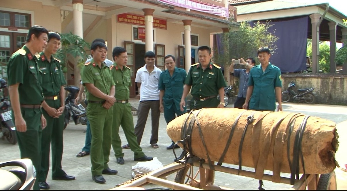 Đào được bom tạ mang đi bán ảnh 1 Dao duoc bom ta mang di ban anh 1