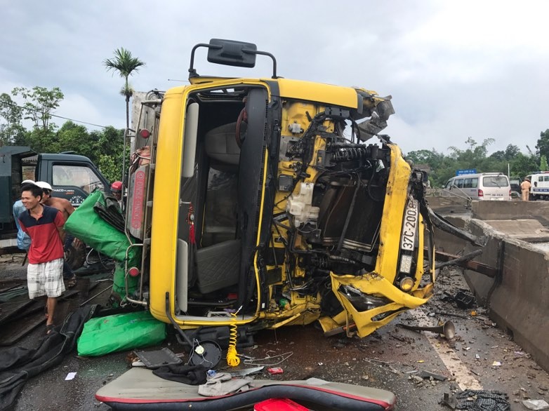 Xe tai cho trau lat nghieng khien quoc lo 1 tac gan 2 tieng hinh anh