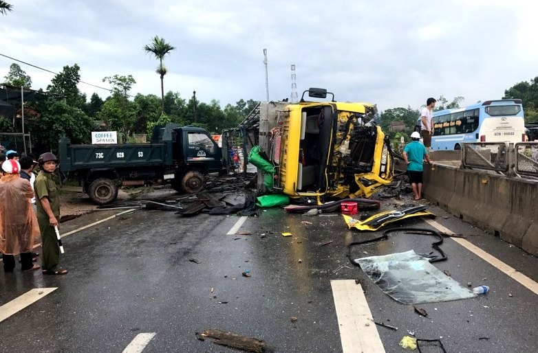xe tải tông nhau gây thiệt hại hàng trăm triệu đồng ảnh 1 xe tai tong nhau gay thiet hai hang tram trieu dong anh 1