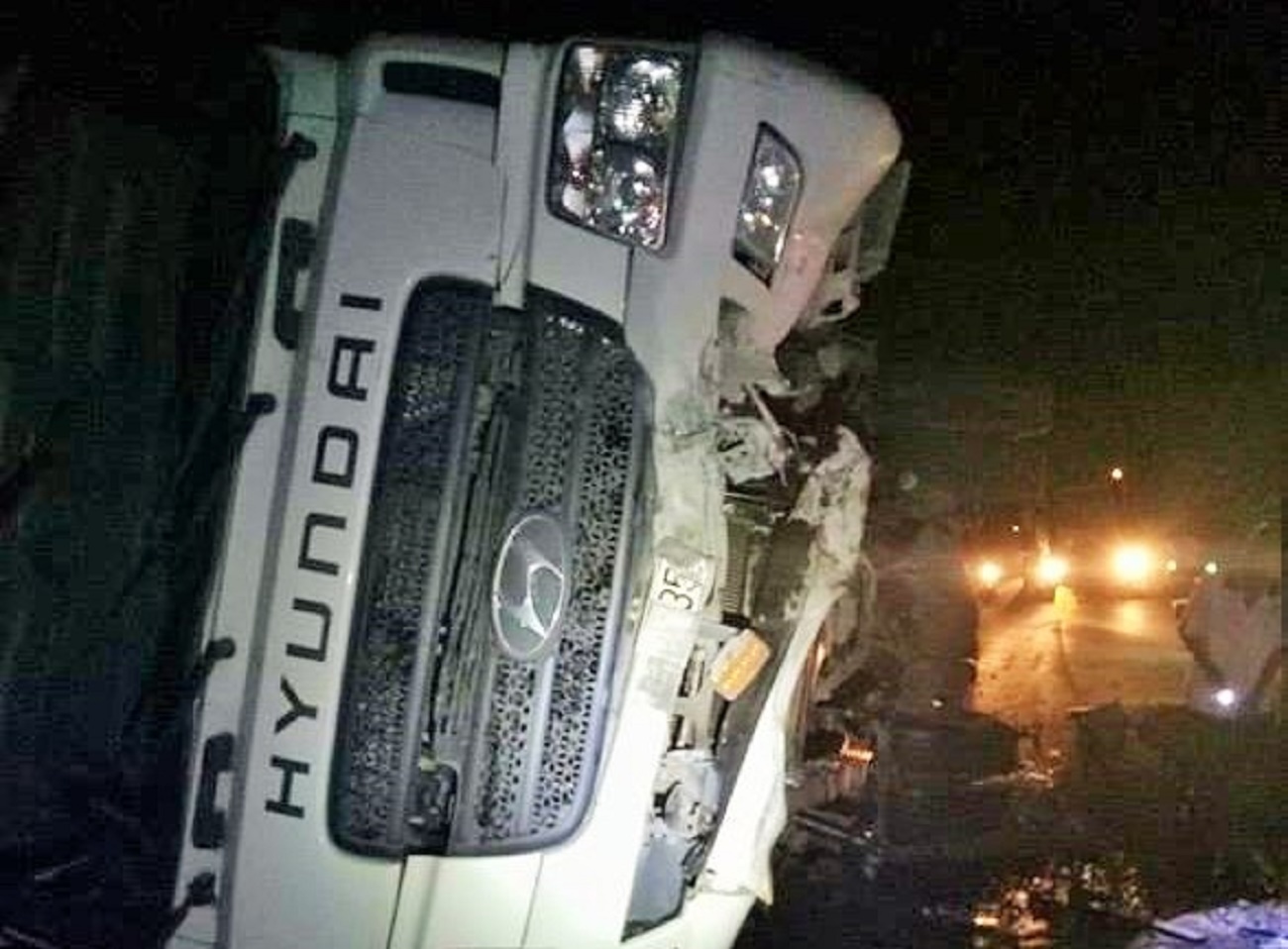 Xe dau keo bi lat, hang chuc tan go tran xuong quoc lo hinh anh