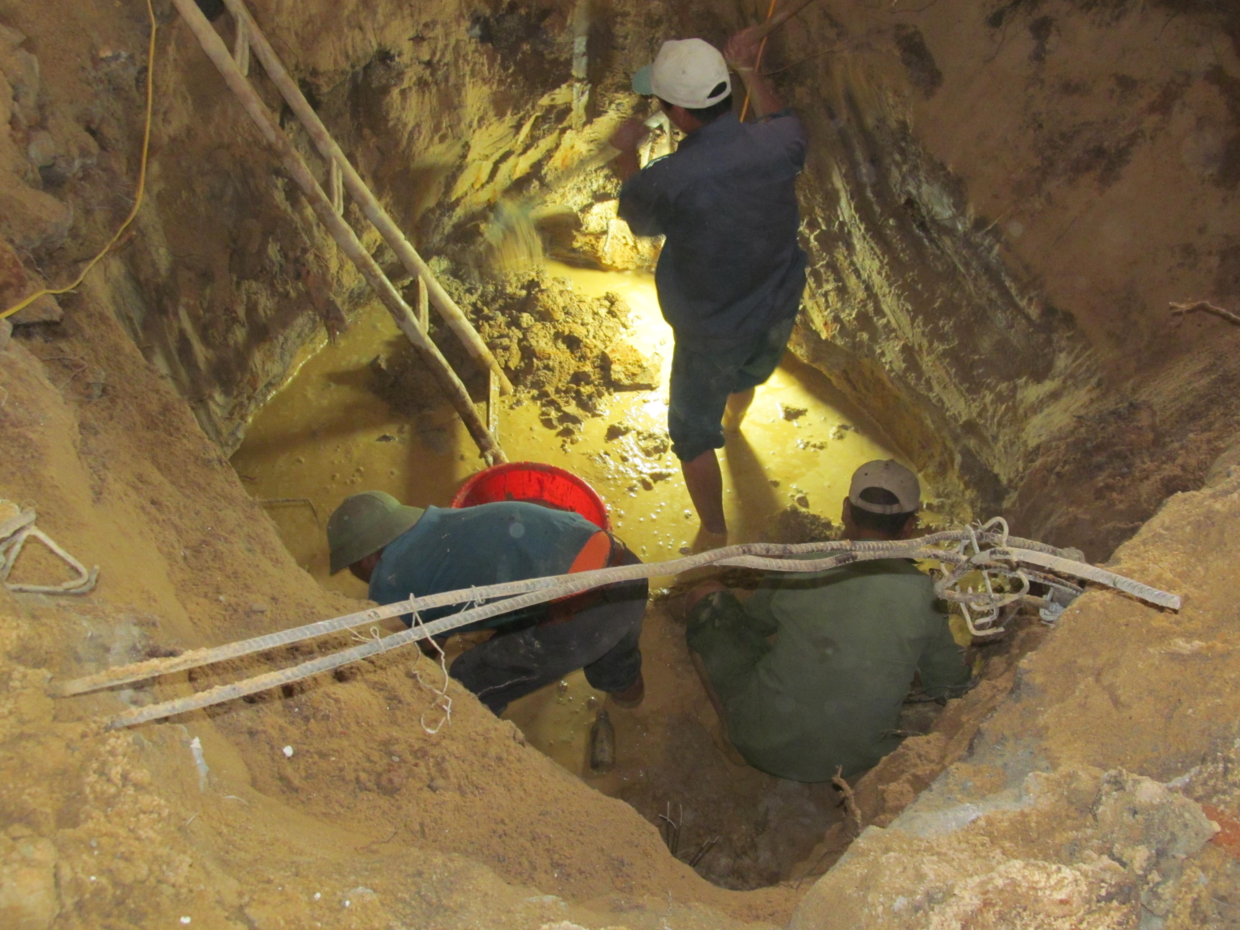 Hon 300 bo hai cot trong 9 ham mo duoi nha dan o Quang Binh hinh anh