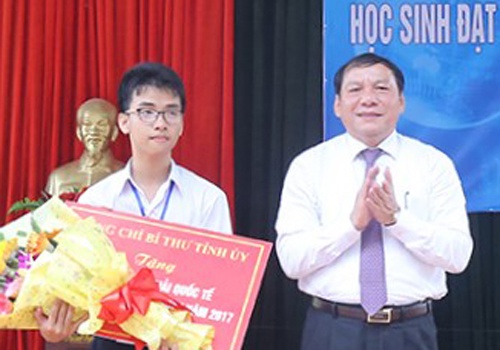 Nam sinh lam canh tay robot doat giai o My duoc thuong 20 trieu dong hinh anh