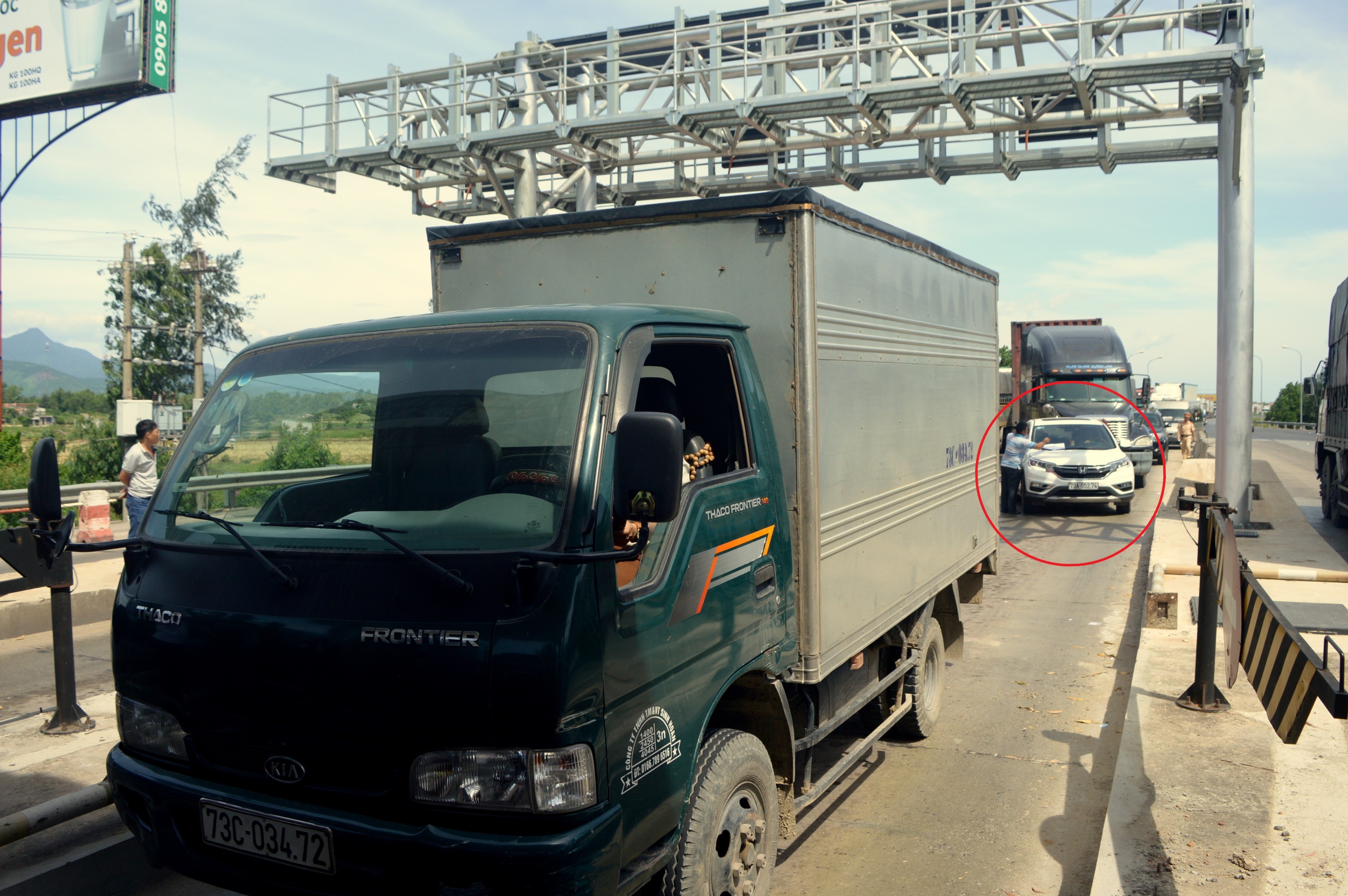 50 oto chan tram BOT phan doi thu phi, quoc lo ach tac hinh anh