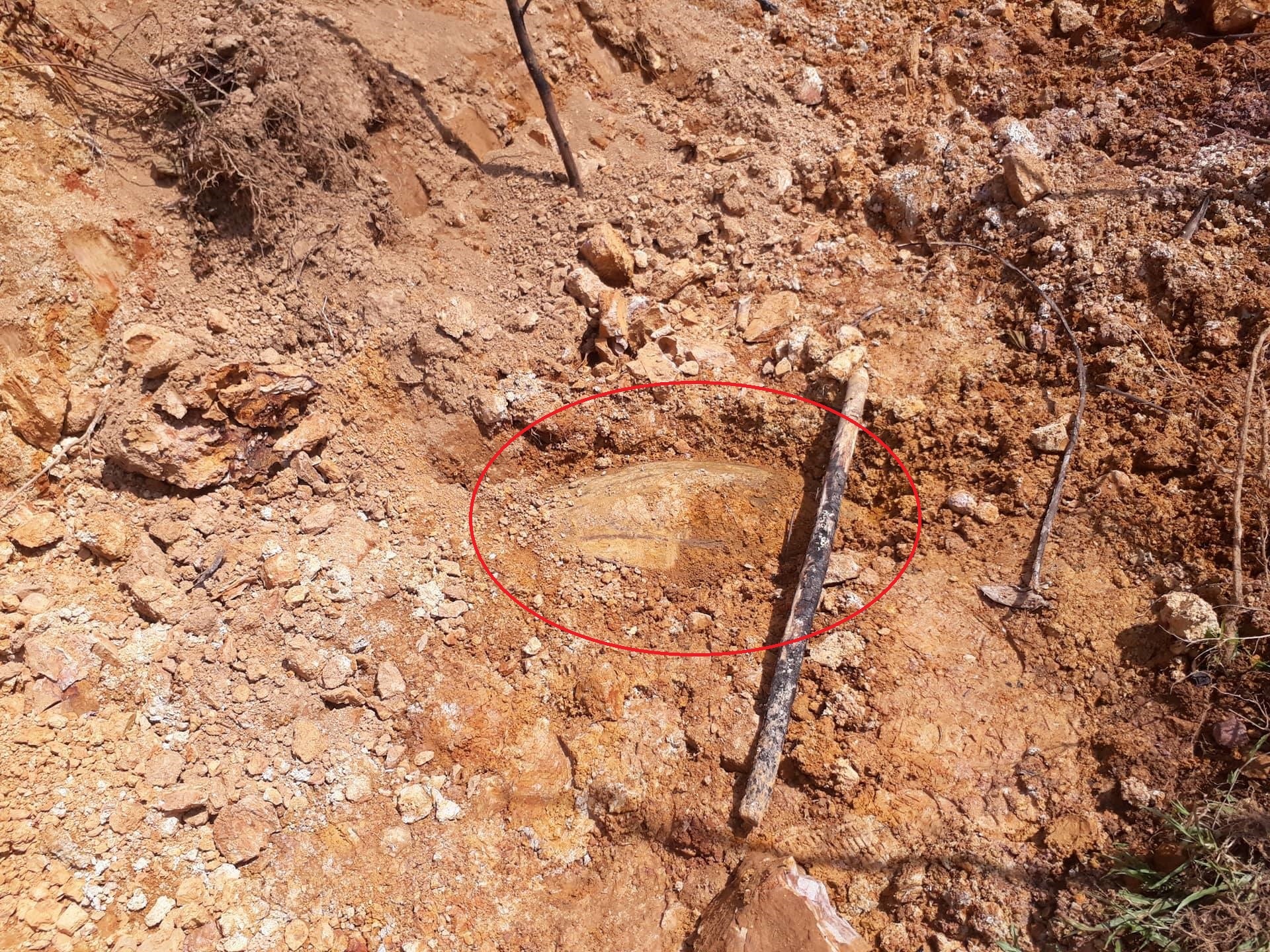 Phat hien bom nang hon 140 kg khi dao mong lam nha hinh anh