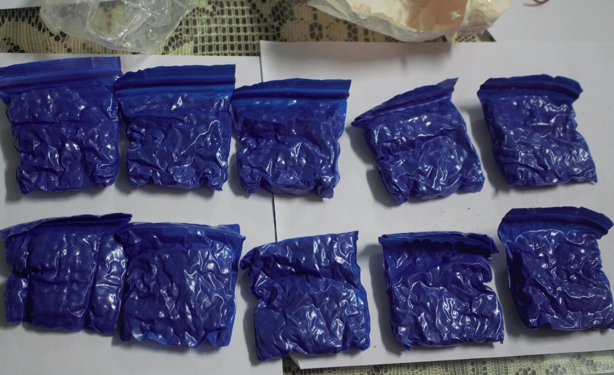 9X vut sung dan cung hon 5.000 vien ma tuy ben quoc lo hinh anh