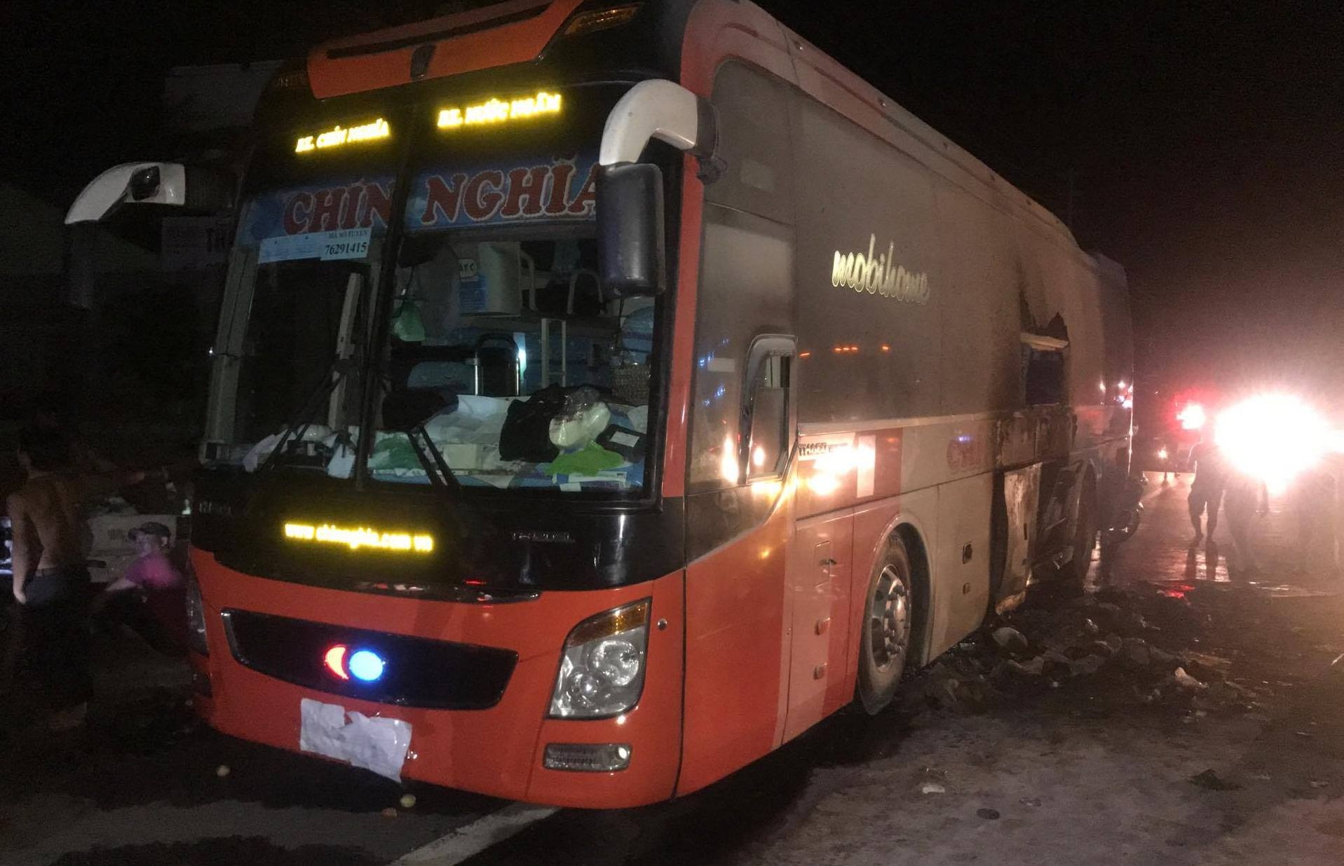 Xe giường nằm bốc cháy trong đêm ảnh 1 Xe giuong nam boc chay trong dem anh 1