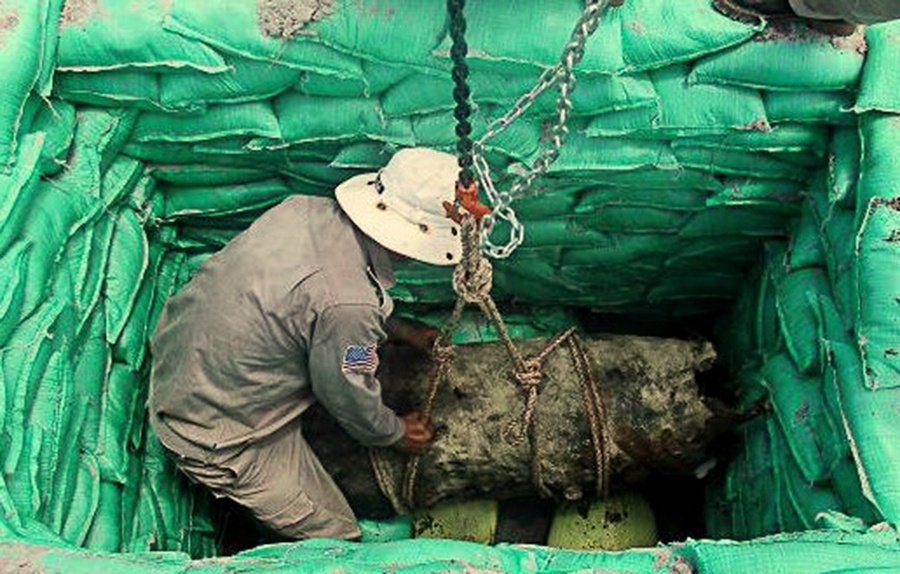 Huy no an toan qua bom 340 kg duoc nguoi dan phat hien duoi ruong lua hinh anh