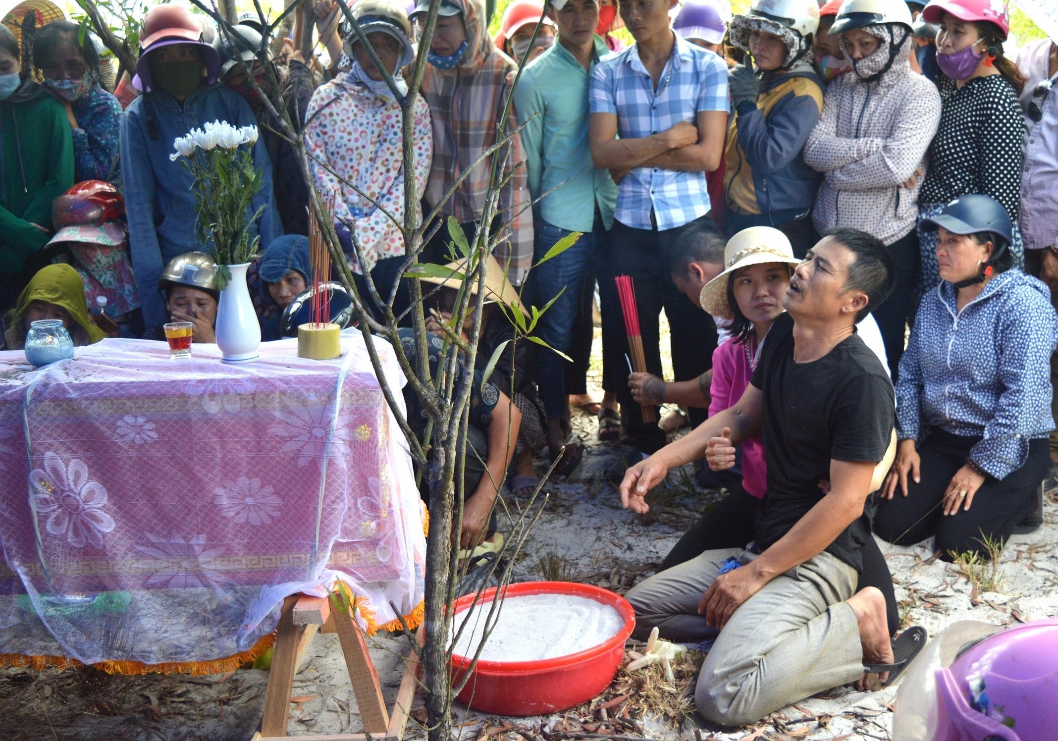 Nguoi than khoc ngat ben quan tai be trai mat tich o Quang Binh hinh anh