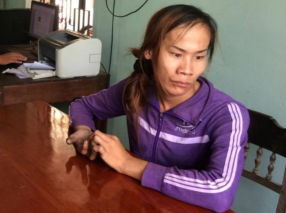 Nghi bat coc tre em, thanh nien toc dai bi hang tram nguoi bao vay hinh anh