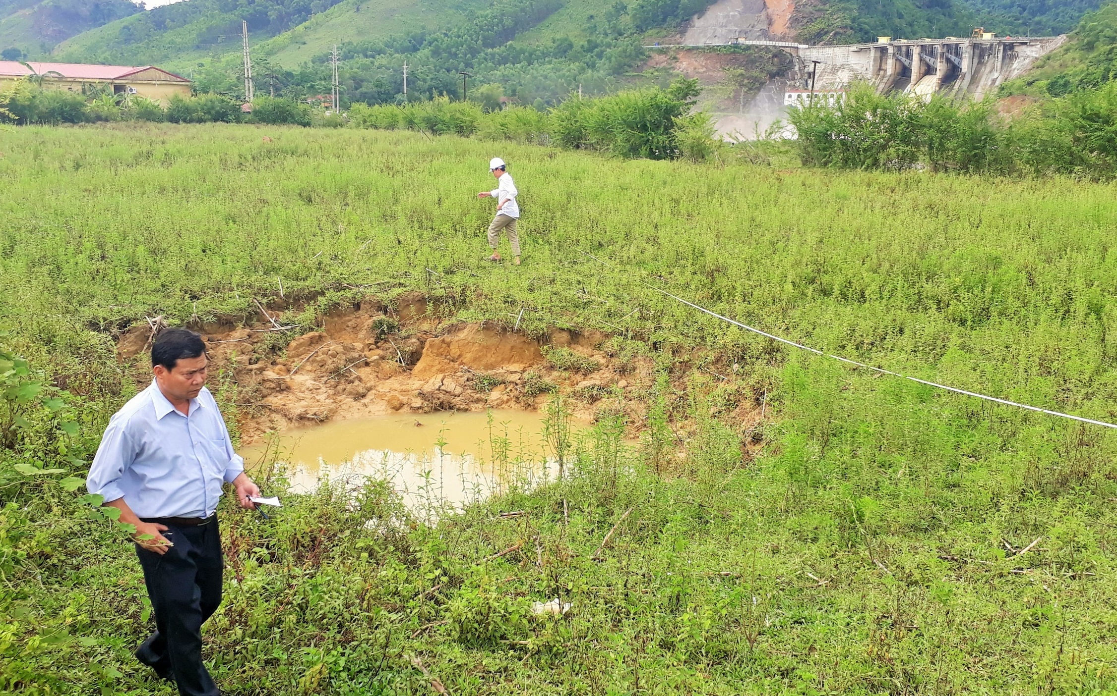 Hố sụt xuất hiện gần đập thủy điện Hố Hô ảnh 1 Ho sut xuat hien gan dap thuy dien Ho Ho anh 1