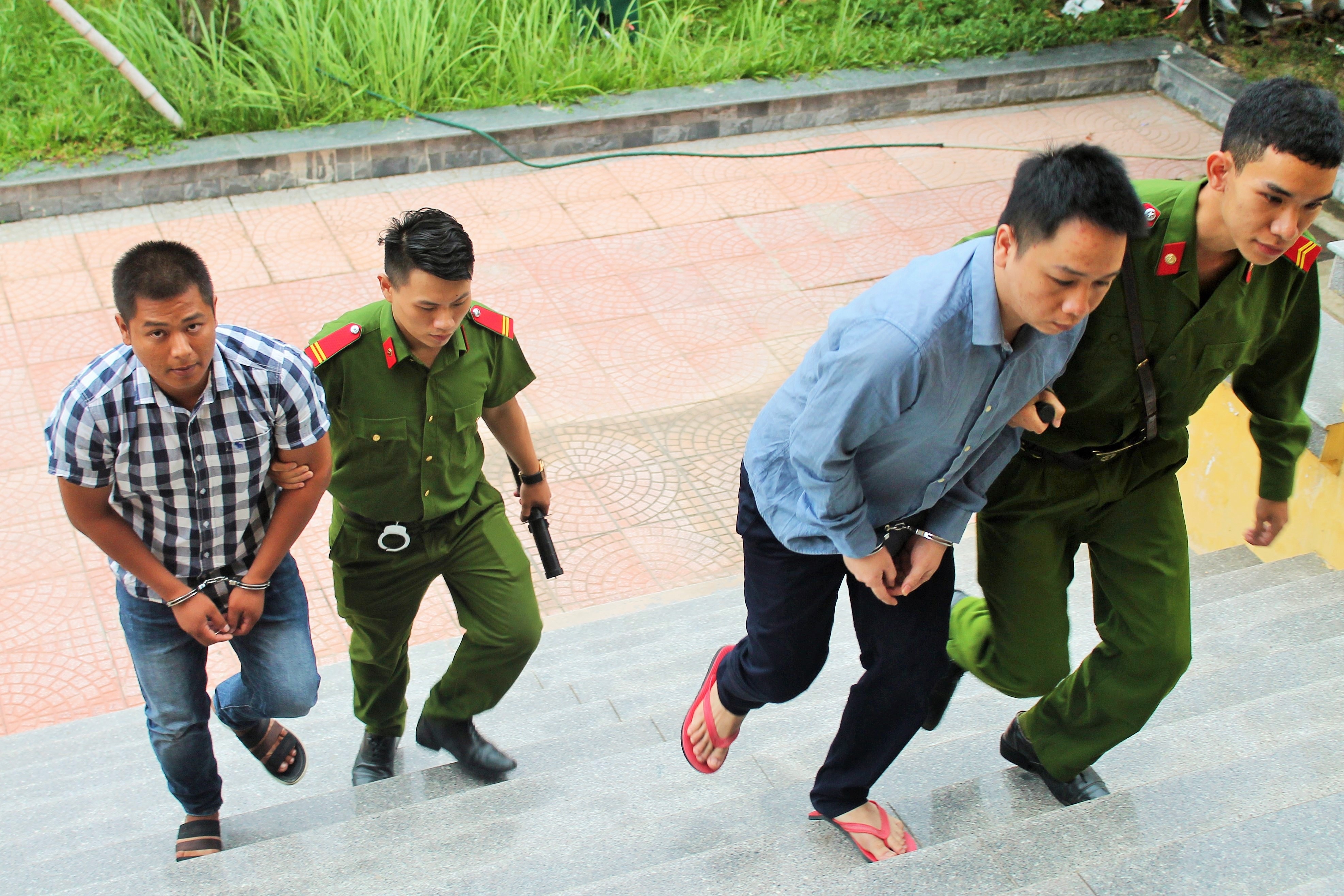 Mao danh cong an lua dao chu tiem cam do anh 1