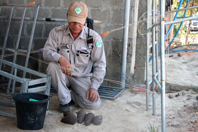 Thợ cơ khí thoát chết khi đạn cối phát nổ ảnh 2 Tho co khi thoat chet khi dan coi phat no anh 2