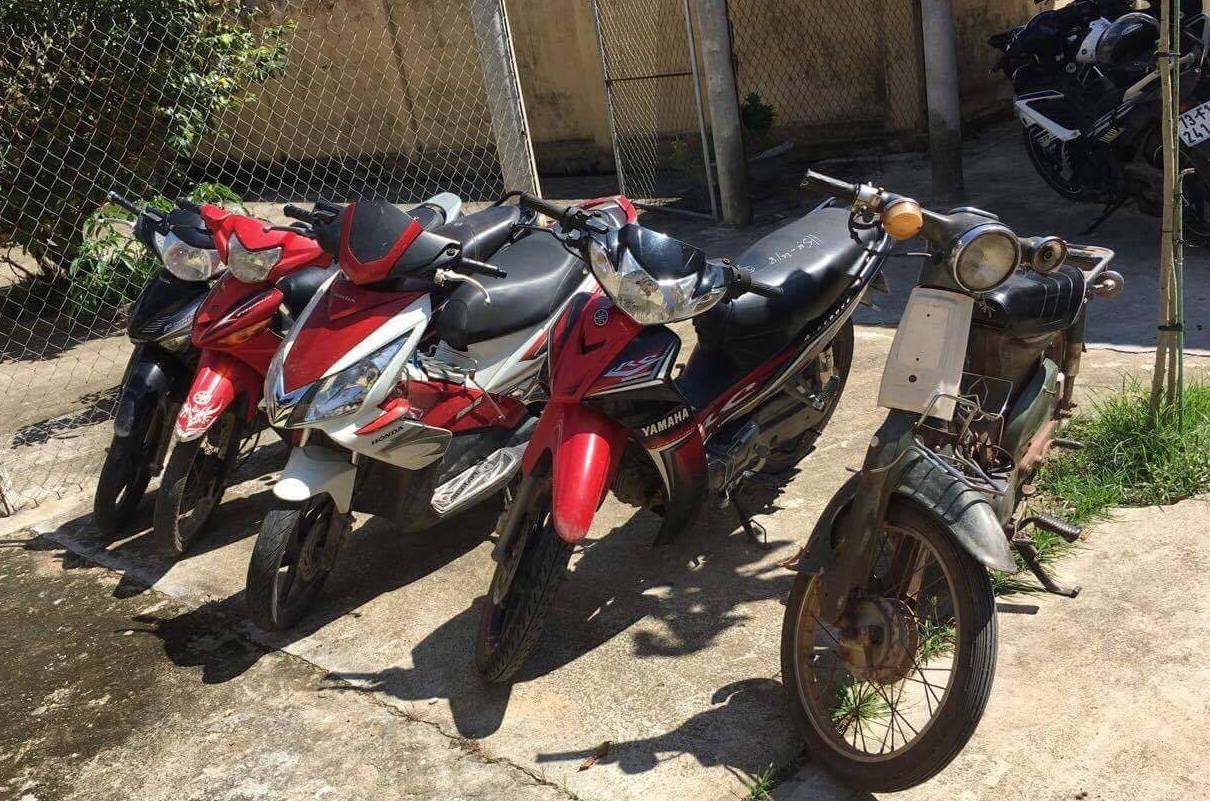 Dot nhap nha dan trom xe may anh 2