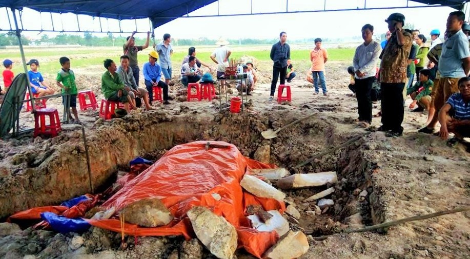 Phat hien mo co hang tram tuoi khi san mat bang anh 1