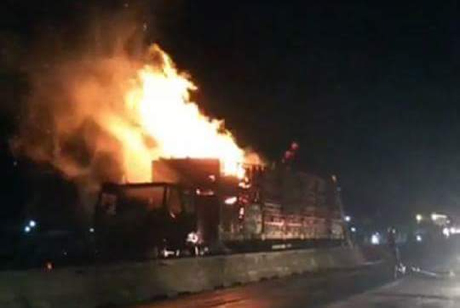 Xe đầu kéo chở bạch đàn bốc cháy trên đường ảnh 1 Xe dau keo cho bach dan boc chay tren duong anh 1