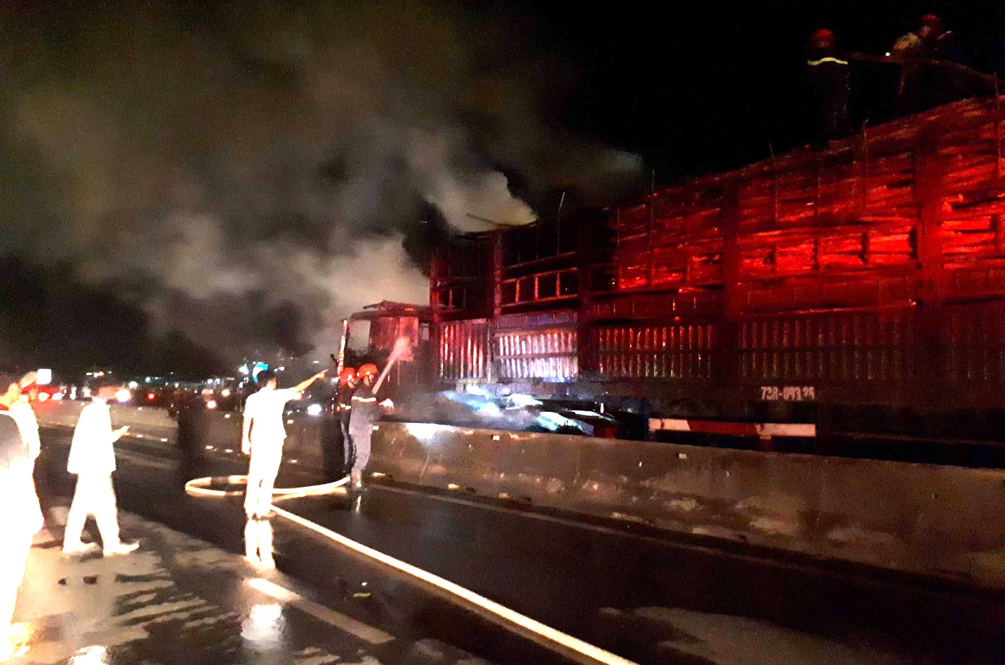 Xe dau keo cho bach dan boc chay khi dang chay tren quoc lo hinh anh