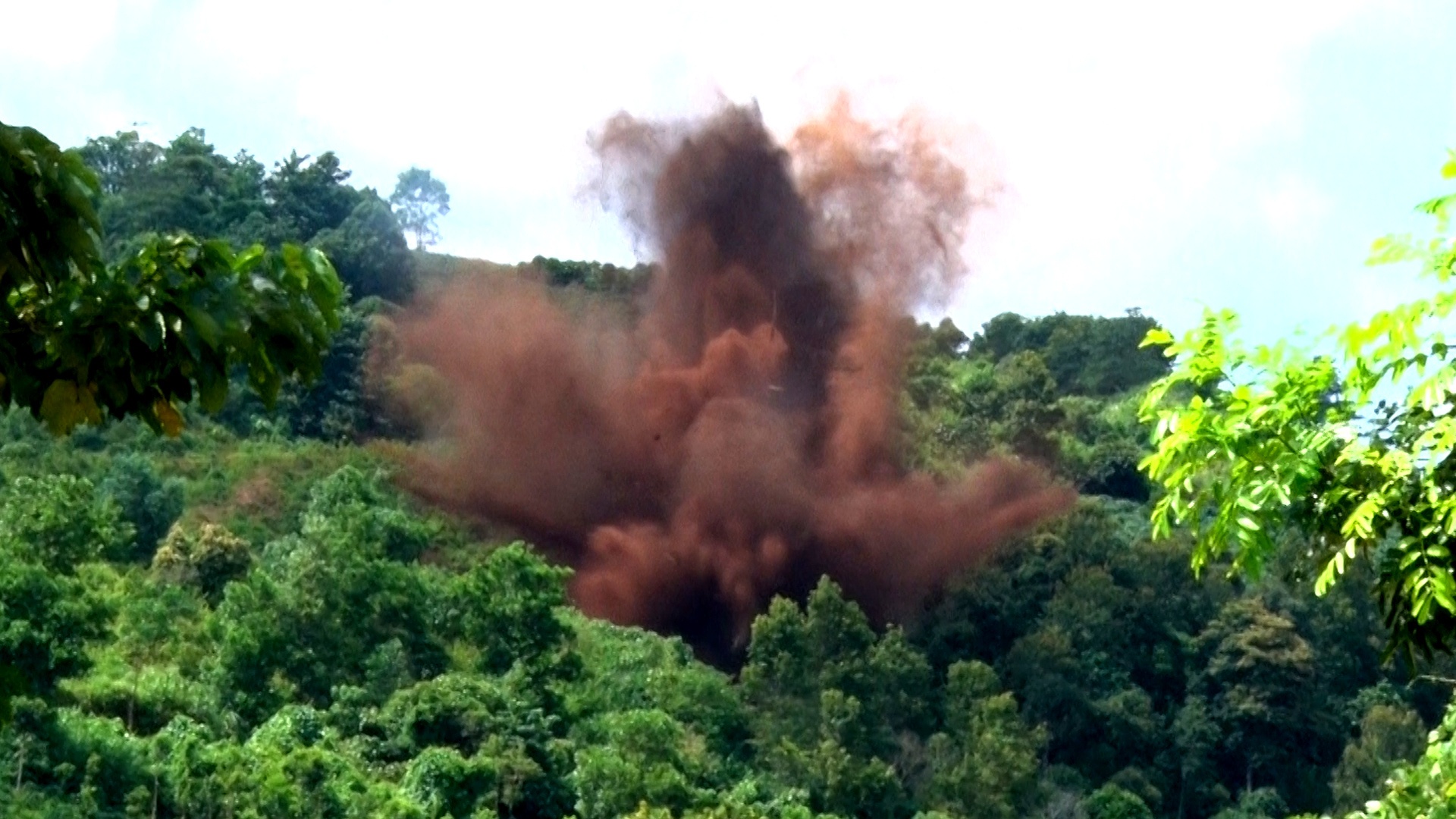 Huy no qua bom tu truong hon 230 kg con nguyen kip no hinh anh