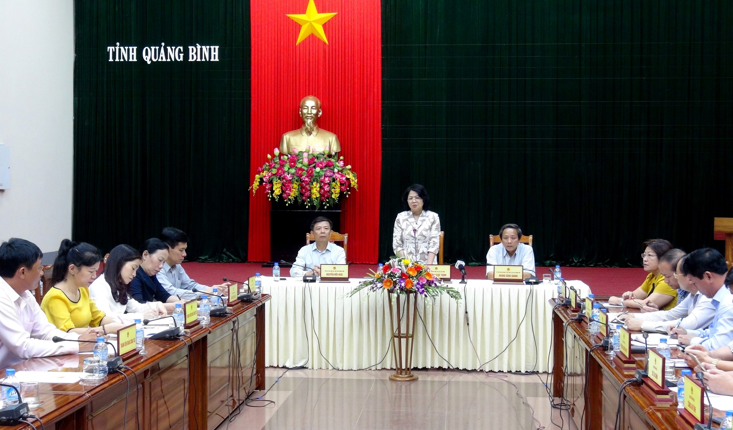 Pho Chu tich nuoc tang qua cho nguoi dan vung bao Quang Binh anh 3