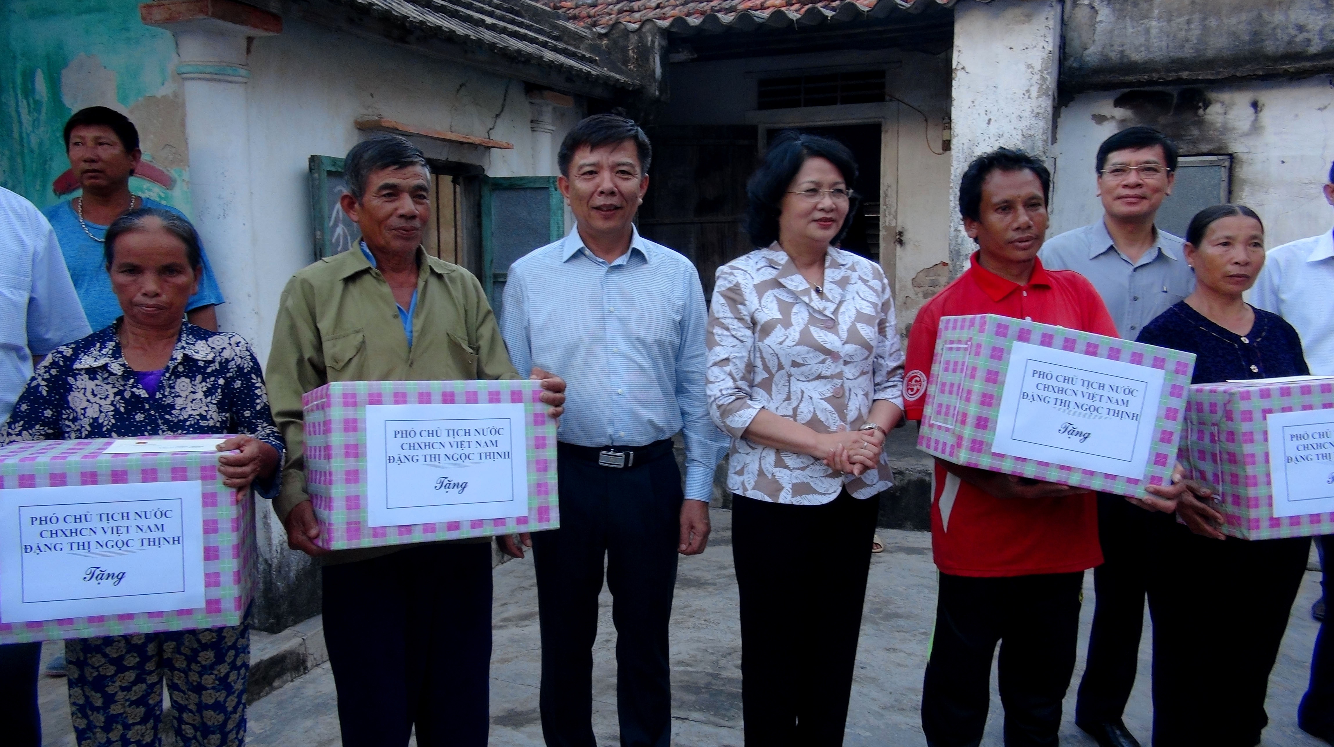 Pho Chu tich nuoc tang qua cho nguoi dan vung bao Quang Binh anh 2