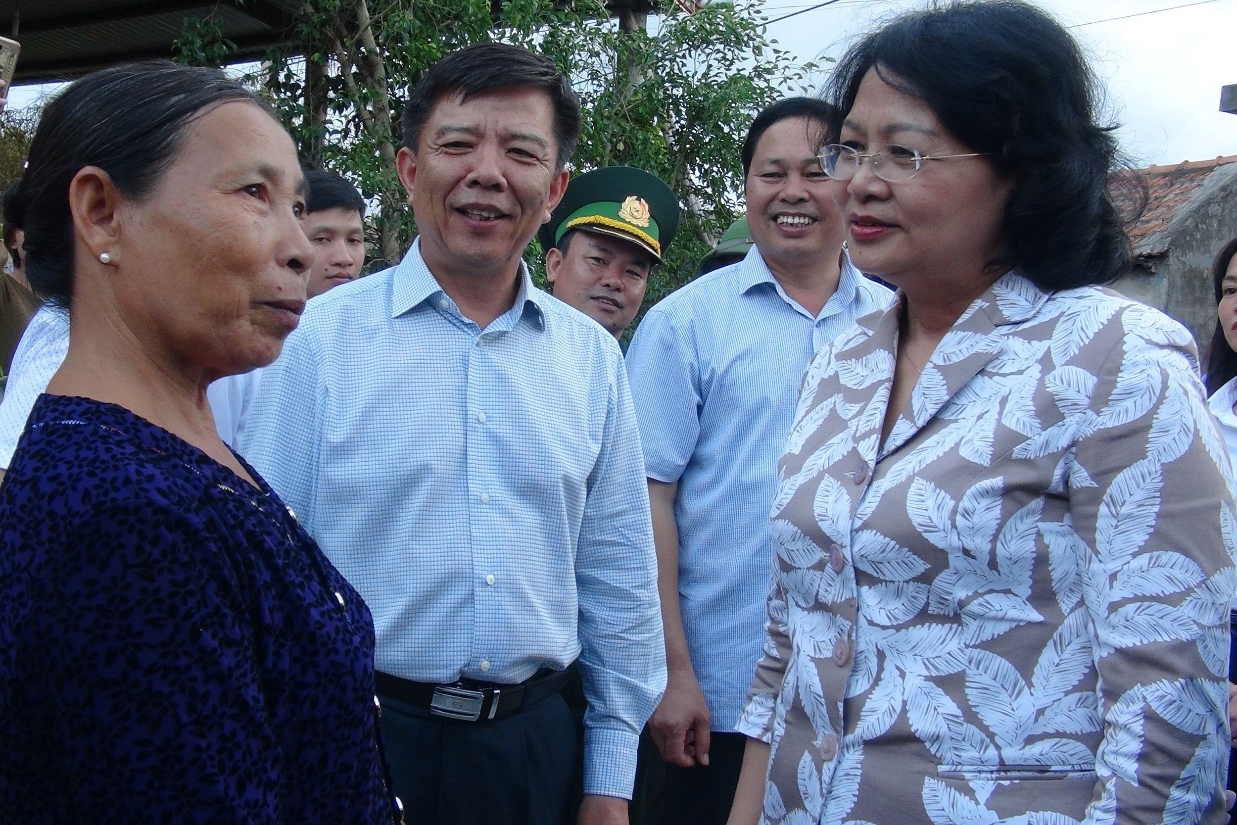 Pho chu tich nuoc tang qua nguoi dan vung bao so 10 hinh anh