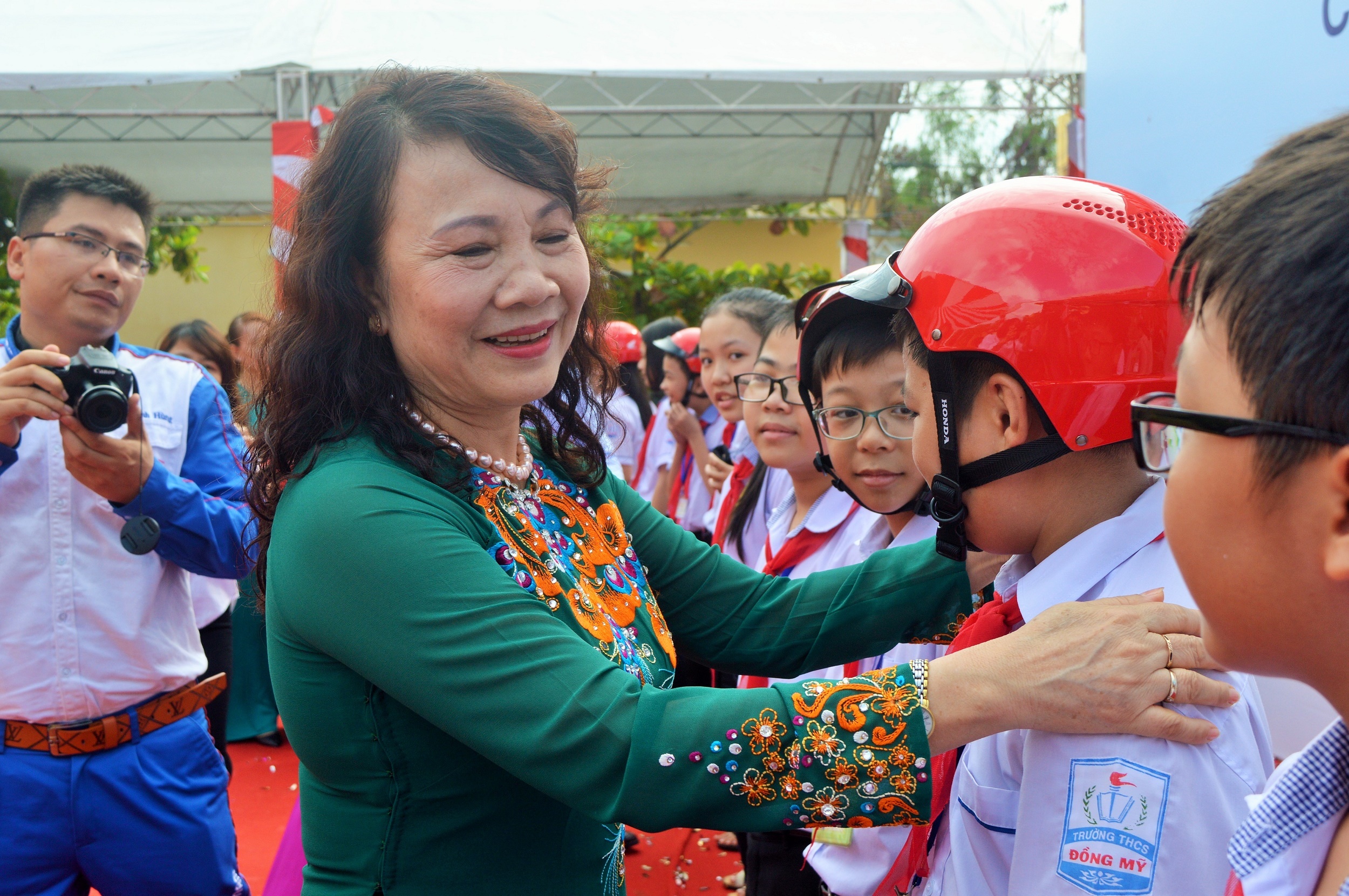 Doi mu bao hiem giup hoc sinh co y thuc tuan thu luat giao thong hinh anh