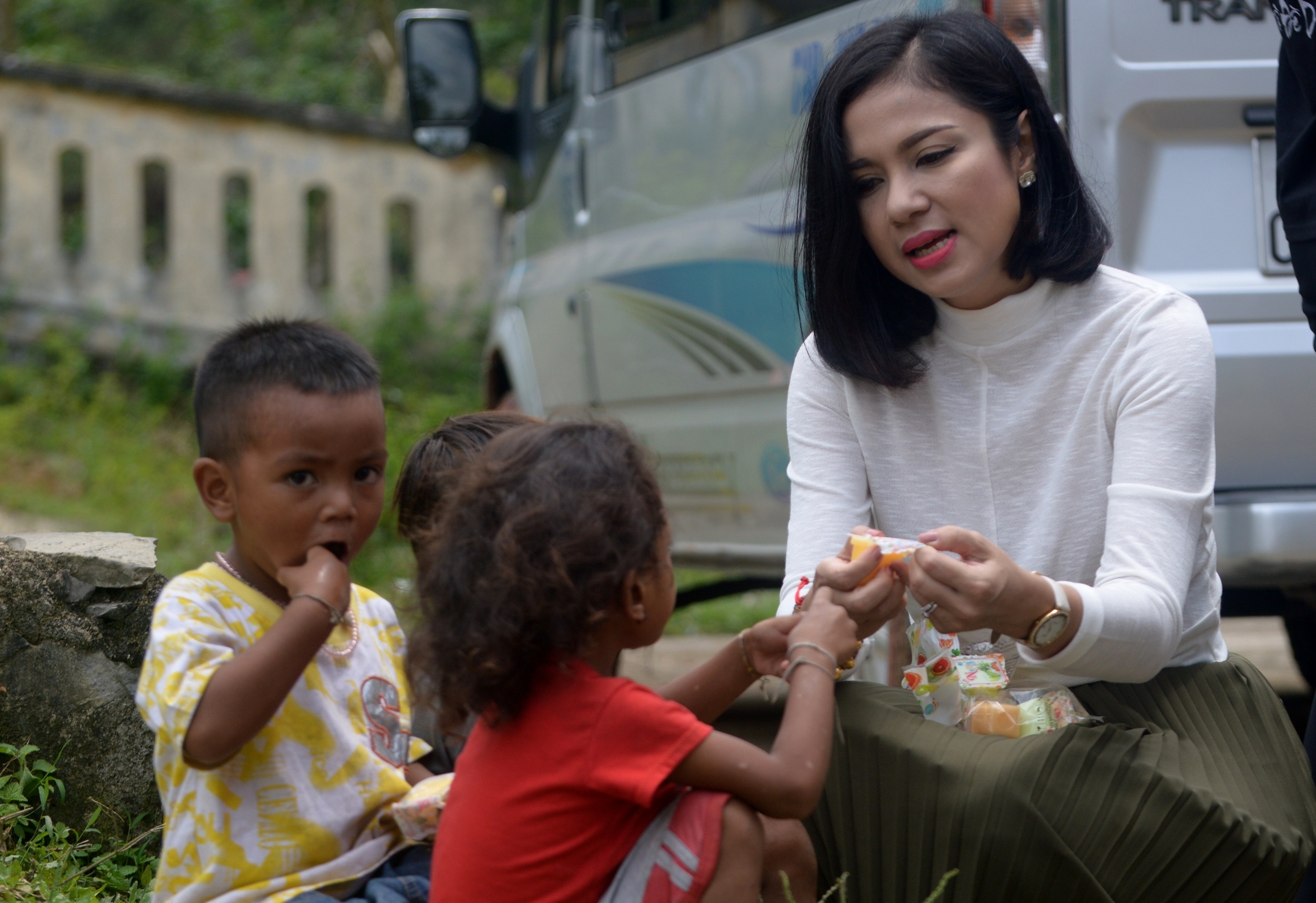 Viet Trinh om hon tre con Aem trong chuyen tu thien vung bao Quang Binh anh 1